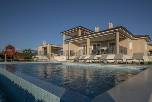 Villa Silvia for 10 people with infinity pool and large playground