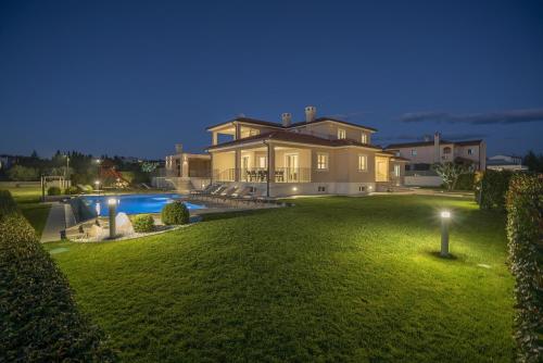 Villa Silvia for 10 people with infinity pool and large playground