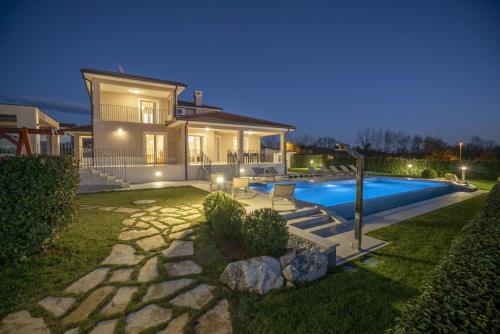 Villa Silvia for 10 people with infinity pool and large playground