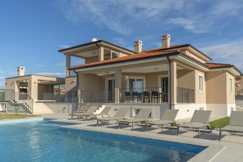 Villa Silvia for 10 people with infinity pool and large playground
