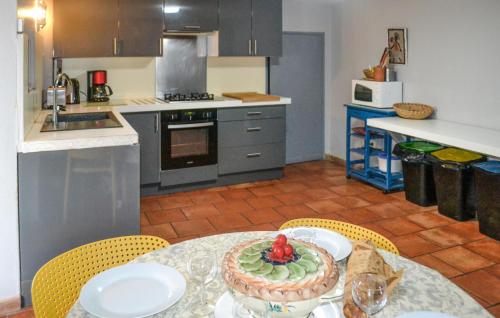 virtuve, Beautiful Home In Fauroux in Touffailles