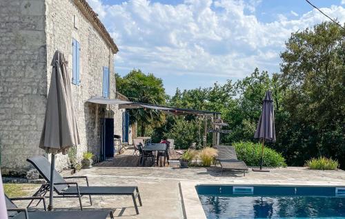 Peldbaseins, Beautiful Home In Fauroux in Touffailles