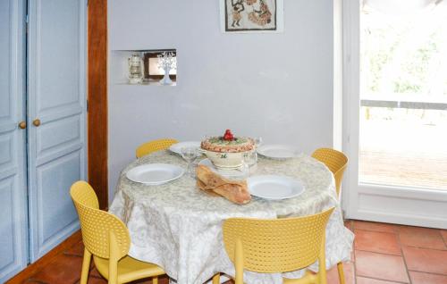 virtuve, Beautiful Home In Fauroux in Touffailles