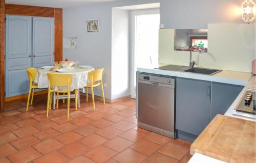 virtuve, Beautiful Home In Fauroux in Touffailles
