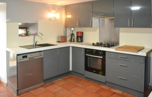 virtuve, Beautiful Home In Fauroux in Touffailles