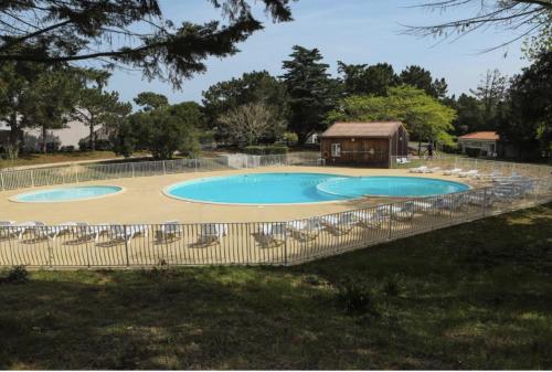 Maisonnette avec piscine intérieure chauffée à 400 m de la plage et ménage de fin de séjour compris H3