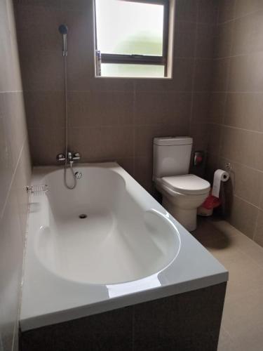 バスルーム, Epic Springs Bed & Breakfast in ジェイング