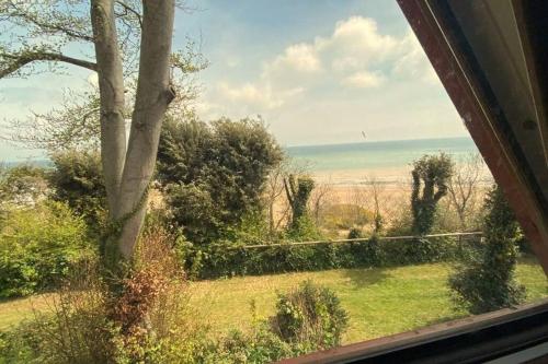 FRONT LINE Chalet with OPEN Sea Views & Swimming Pool in Kingsdown No14