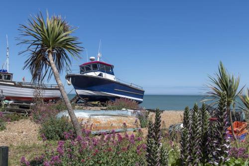 FRONT LINE Chalet with OPEN Sea Views & Swimming Pool in Kingsdown No14