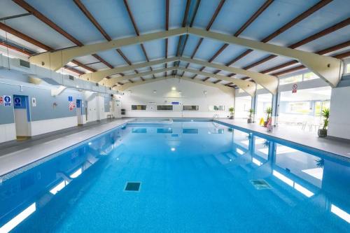 FRONT LINE Chalet with OPEN Sea Views & Swimming Pool in Kingsdown No14