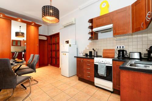 Singer Apartment R161 - image 14