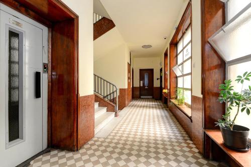 Singer Apartment R161 - image 3
