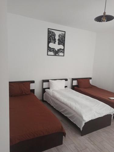 1 double bed, 1 twin bed