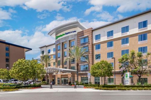 Holiday Inn Express & Suites Anaheim Resort Area