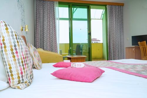 Twin Room with Balcony image 6