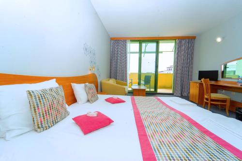 Twin Room with Balcony image 7