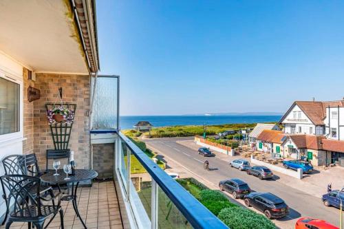 BOURNECOAST: FLAT with SEA VIEW on CLIFFTOP-FM1534