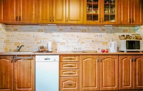 кухня, Cozy Apartment In Chwarzenko With Wifi in Stara Kiszewa