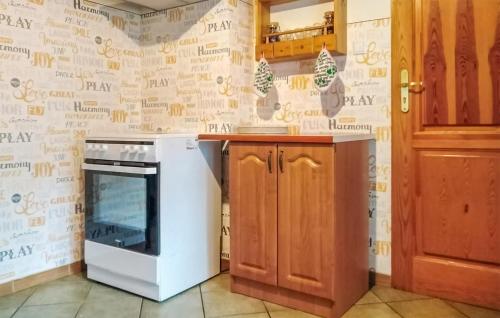 кухня, Cozy Apartment In Chwarzenko With Wifi in Stara Kiszewa