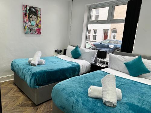 4 bed 4 bath House with Free Parking, 5 Mins to LFC and 15 Mins to City Centre, Liverpool