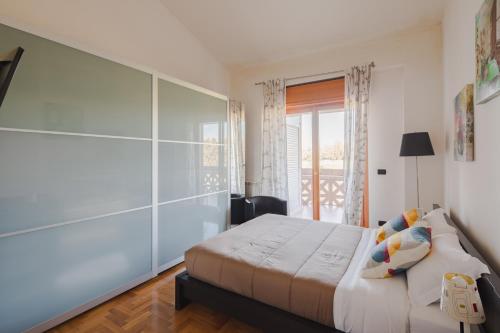 EUR Moravia Attico panoramico con terrazzo, fino a 5 ospiti, Roma (foto 6)