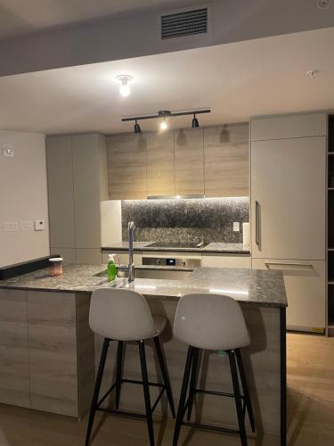 Stylist Apartment Heart of Brossard Dix30