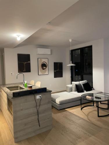 Stylist Apartment Heart of Brossard Dix30