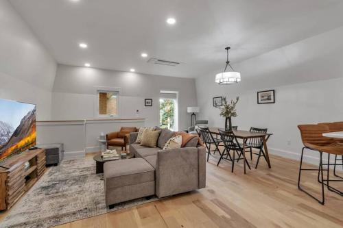 Carriage House Loft - King Bed and Garage Parking in Buffalo, USA
