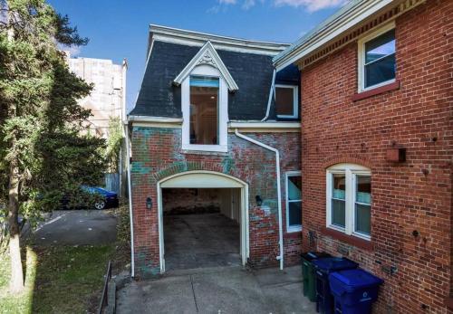 Carriage House Loft - King Bed and Garage Parking in Buffalo, USA