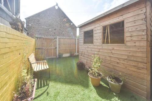 3 Bed Cottage - Free Parking