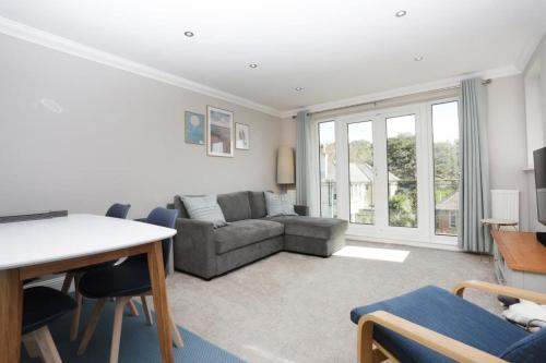 BOURNECOAST: MODERN FLAT-BALCONY-PARKING-FM6326