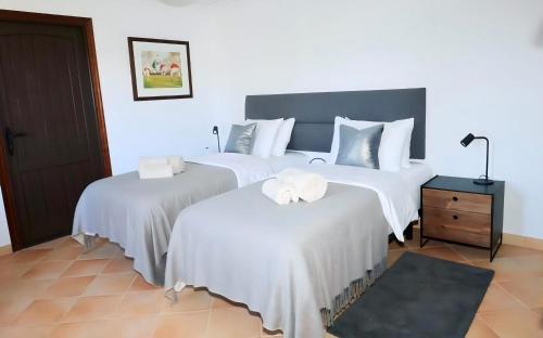 2 twin beds