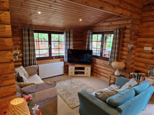 Laura's Lodge Hot Tub Log Cabin, Felmoor Park, Morpeth, Northumberland in ايشوت