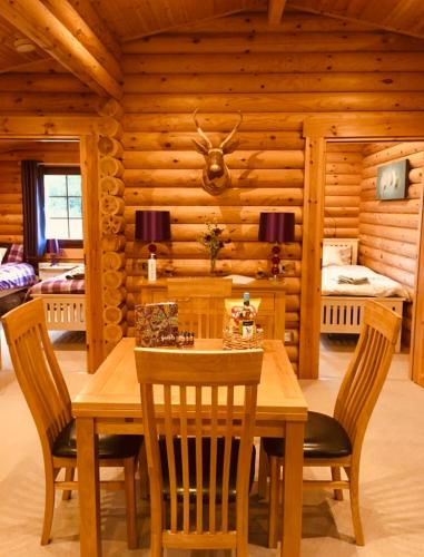 Laura's Lodge Hot Tub Log Cabin, Felmoor Park, Morpeth, Northumberland in ايشوت