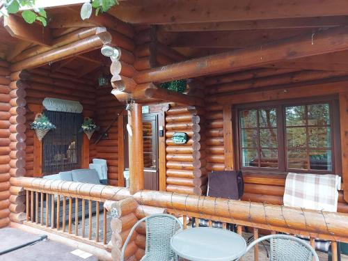 Laura's Lodge Hot Tub Log Cabin, Felmoor Park, Morpeth, Northumberland in ايشوت