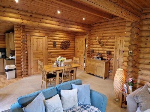 Laura's Lodge Hot Tub Log Cabin, Felmoor Park, Morpeth, Northumberland in ايشوت