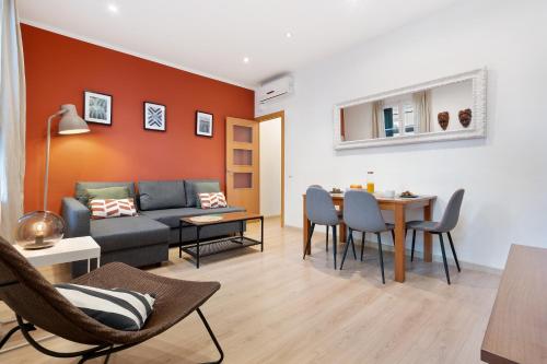 RECENTLY RENOVATED 2 BEDROOM APARTMENT IN EIXAMPLE