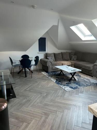 Large 4 bed, walking distance to centre - sleeps 8