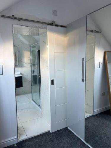 Large 4 bed, walking distance to centre - sleeps 8, Cardiff (photo 6)
