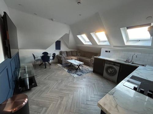 Large 4 bed, walking distance to centre - sleeps 8, Cardiff (photo 7)