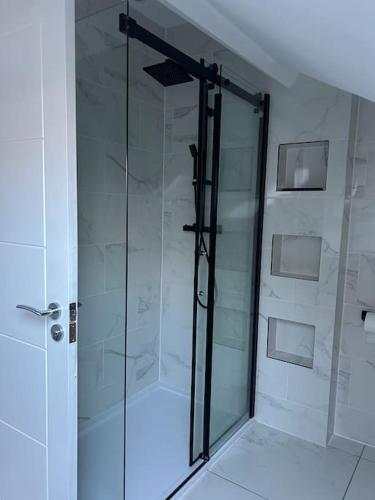Large 4 bed, walking distance to centre - sleeps 8, Cardiff (photo 8)
