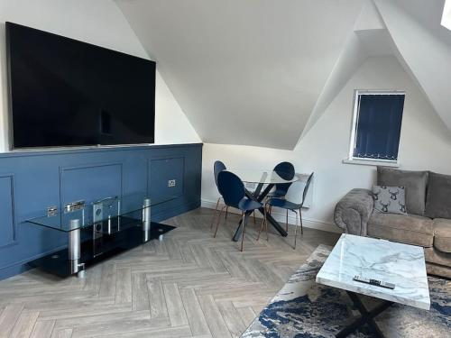 Large 4 bed, walking distance to centre - sleeps 8, Cardiff (photo 10)