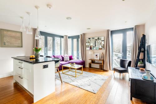 King beds apartment with en-suite, private balcony and elevator by iconic Portobello Market, Londra