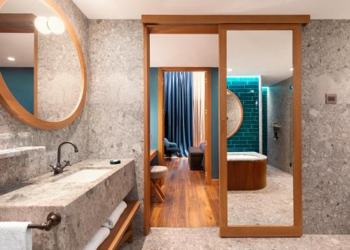 room detail thumbnail 2