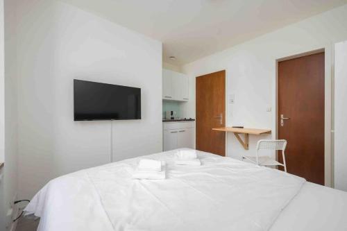 Urban Oasis with Queen Bed and View BE-12, Zurich (photo 4)