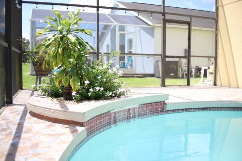 NEW Sunny Escape! Enjoy TV by your Private Pool Mins from Disney in Davenport, USA
