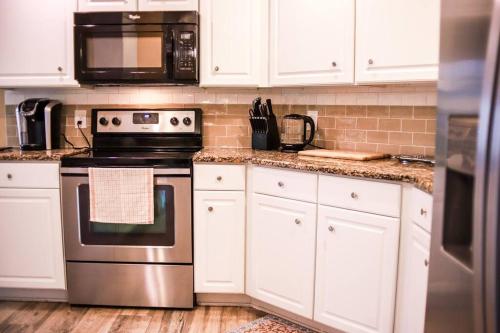 NEW Disney World Villa 4BR, Private Pool Fam Retreat near Lake Saint Charles