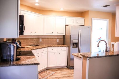 NEW Disney World Villa 4BR, Private Pool Fam Retreat near Lake Saint Charles