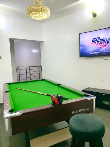Vacation 4BDR Duplex - 247 Power, Wi-Fi, Ps4, Snooker, 5 mins Walk to the beach