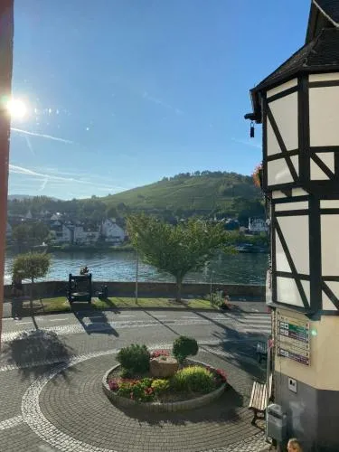 Ferienwohnung zentral an der Moselpromenade in Zell Mosel, Deutschland
